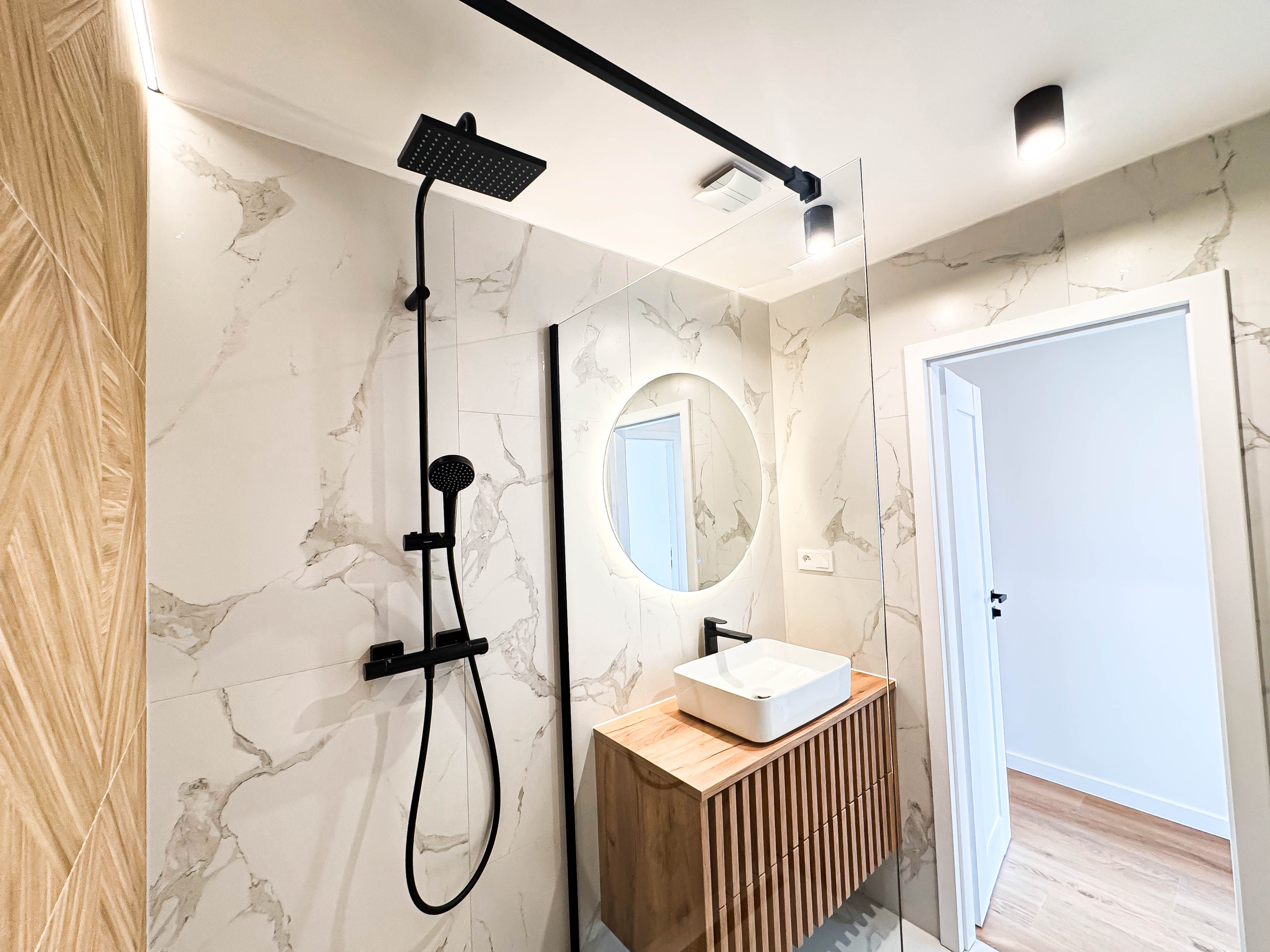 Offer gallery image 3